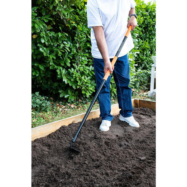 Black + Decker Fibreglass Garden Hoe | 146cm - Choice Stores